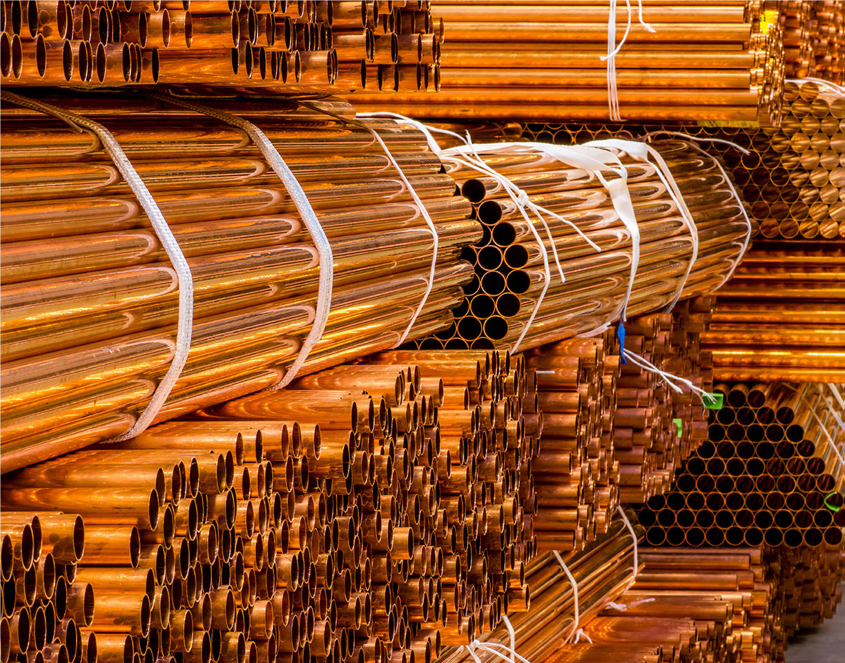 Feixes de tubos de cobre de gás medicinal empilhados na Lawton Tubes Facility